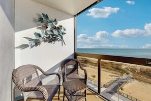 Property grounds - Convenient beachfront condo with balcony, pools, tennis, gym & central AC (Ocean City)