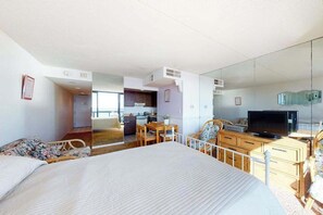 Internet, bed sheets - Beachfront studio with small balcony, AC, pools, gym, game room & sauna (Ocean City)