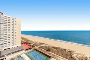 A high-rise hotel with a tennis court and beach view. - Affordable studio with great beach views, pools & grills (Ocean City)
