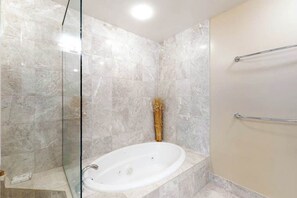 Shower, hair dryer, towels - Gorgeous Luxury Condo w/ Ocean Views From Balcony, Shared Pool, Free WiFi (Ocean City)