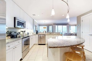 Fridge, microwave, oven, stovetop - Gorgeous Luxury Condo w/ Ocean Views From Balcony, Shared Pool, Free WiFi (Ocean City)