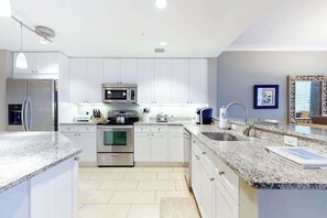 Fridge, microwave, oven, stovetop - Gorgeous Luxury Condo w/ Ocean Views From Balcony, Shared Pool, Free WiFi (Ocean City)