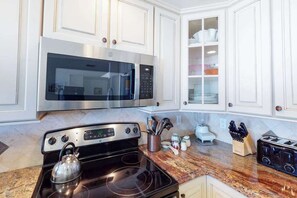 Fridge, microwave, oven, stovetop - Fountainhead Towers 801 (Ocean City)
