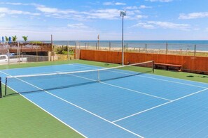 Sports court - Affordable ocean-view condo with balcony, pools & gym (Ocean City)