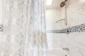 Shower, towels - Fountainhead Towers 606 (Ocean City)