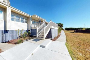 Exterior - Steps to the beach - condo with 2 balconies, central AC & pool (Ocean City)