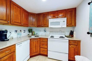 Fridge, microwave, oven, stovetop - Steps to the beach - condo with 2 balconies, central AC & pool (Ocean City)