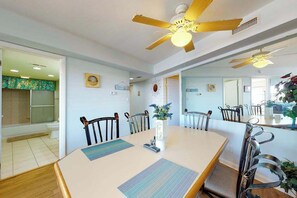 Dining - Steps to the beach - condo with 2 balconies, central AC & pool (Ocean City)