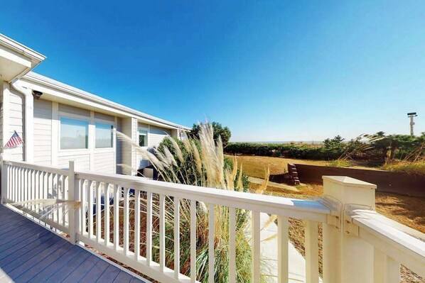 Property grounds - Steps to the beach - condo with 2 balconies, central AC & pool (Ocean City)