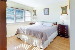 2 bedrooms, Internet, bed sheets - Steps to the beach - condo with 2 balconies, central AC & pool (Ocean City)