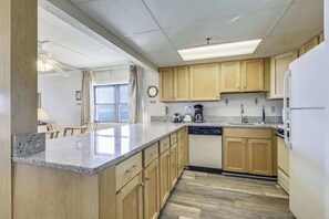 Fridge, microwave, oven, stovetop - Attractive Suite in Oceanfront Complex w/Free WiFi, Private Washer/Dryer, & AC (Ocean City)