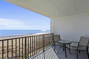 Outdoor dining - Attractive Suite in Oceanfront Complex w/Free WiFi, Private Washer/Dryer, & AC (Ocean City)