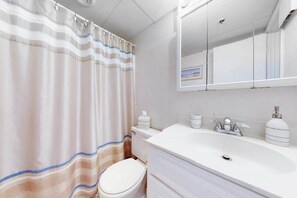 Shower, towels - Excalibur Condo w/ Ocean View, Balcony, Washer/Dryer, WiFi & Shared Pool (Ocean City)