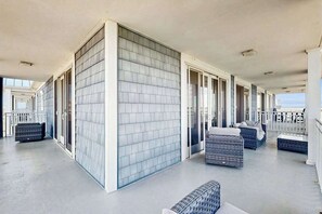 Terrace/patio - Fantastic Fifth-Floor Vacation Retreat Overlooking Bay & Marina w/Free WiFi, W/D (Ocean City)