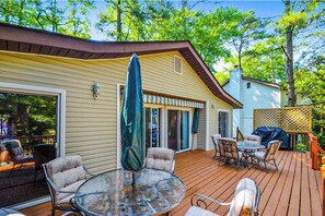 Outdoor dining - Canalside home with lovely deck, central AC, WiFi, and shared pools (Ocean Pines)