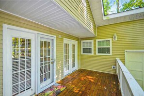 Terrace/patio - Canalside home with lovely deck, central AC, WiFi, and shared pools (Ocean Pines)
