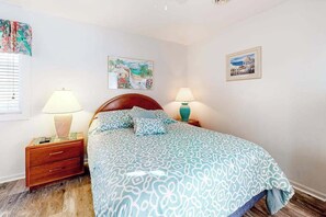 2 bedrooms, WiFi, bed sheets - First-Floor Condo w/Private Patio, W/D, A/C, Shared Pools & Tennis & Racquetball (Ocean City)