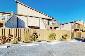 Property grounds - First-Floor Condo w/Private Patio, W/D, A/C, Shared Pools & Tennis & Racquetball (Ocean City)