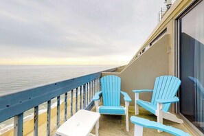 Property grounds - Beautiful Home in Oceanfront Building w/Shared Pool, Free WiFi, Central AC (Ocean City)