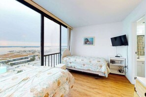 2 bedrooms, WiFi, bed sheets - Beautiful Home in Oceanfront Building w/Shared Pool, Free WiFi, Central AC (Ocean City)