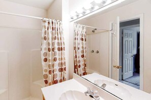 Een douche, handdoeken