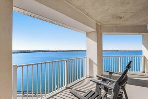 Terrace/patio - Beautiful home with stunning bay views from private balcony, pool access & WiFi (Ocean City)