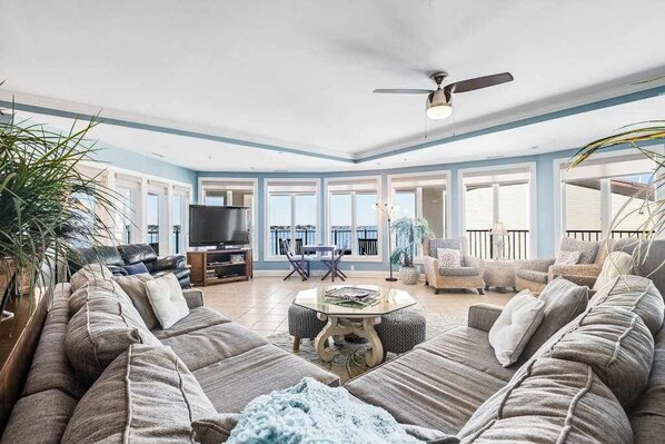 TV, DVD player, offices - Beautiful home with stunning bay views from private balcony, pool access & WiFi (Ocean City)