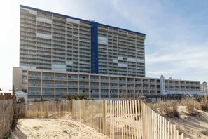 Exterior - Convenient beachfront condo with fast WiFi, pools, sauna, gym, & central A/C (Ocean City)