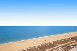 På stranden