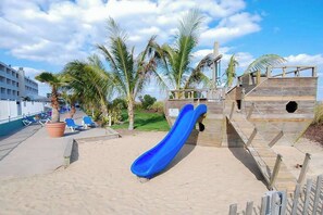 Children’s area - Beachfront condo with incredible views, balcony, pools, gym, sauna, & A/C (Ocean City)