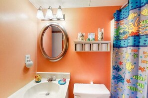 Shower, towels - Fantastic Oceanfront Home w/Private Balcony, Free WiFi, Central AC, Washer/Dryer (Ocean City)