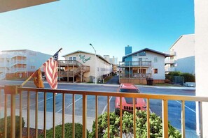 Property grounds - Fantastic Oceanfront Home w/Private Balcony, Free WiFi, Central AC, Washer/Dryer (Ocean City)