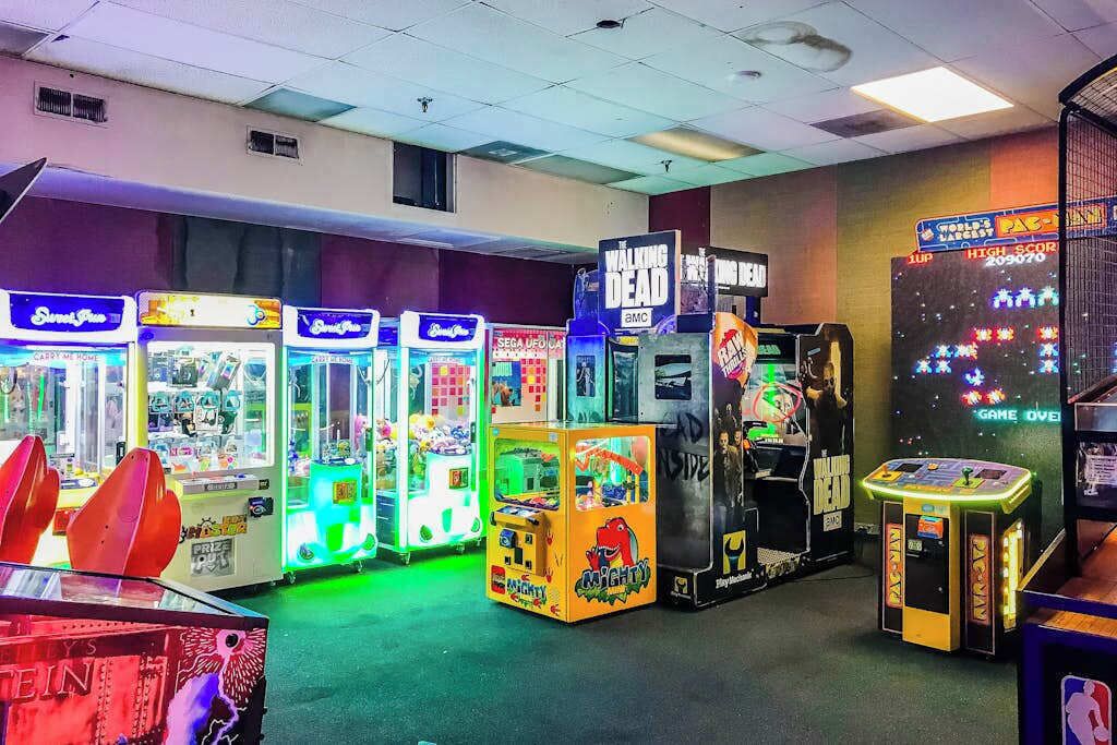 A row of arcade games including 'Sega UFO C' and 'Mighty'.