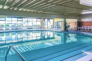 Pool - Marvelous waterfront condo with balcony, pools, sauna, gym, & A/C (Ocean City)