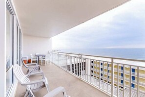 Property grounds - Marvelous waterfront condo with balcony, pools, sauna, gym, & A/C (Ocean City)