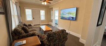 Spacious 4-bedroom house in charming Hays with AC comfort