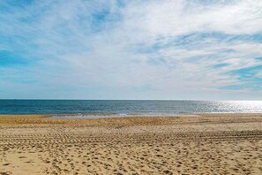 On the beach - Sun-filled beach front condo w/ocean views balcony, W/D, hot tub, & full kitchen (Ocean City)