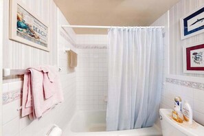Shower, towels - Top-floor, oceanfront condo w/ gorgeous view, balcony, beach access, & WiFi (Ocean City)