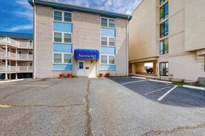 Exterior - Top-floor, oceanfront condo w/ gorgeous view, balcony, beach access, & WiFi (Ocean City)