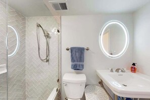 Shower, towels - Large & Attractive Condo in Oceanfront Location w/Balcony Beach Views, AC, WiFi (Ocean City)