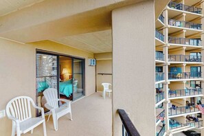 Property grounds - Oceanfront condo with balcony, outdoor pool,  & washer/dryer (Ocean City)