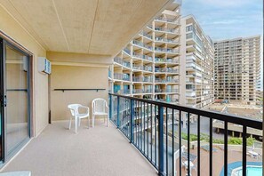 Property grounds - Oceanfront condo with balcony, outdoor pool,  & washer/dryer (Ocean City)