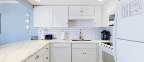 Kühlschrank, Mikrowelle, Ofen, Herdplatte