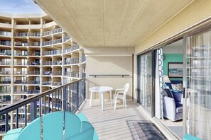 Property grounds - Gorgeous oceanfront studio with outdoor pool & amazing views (Ocean City)