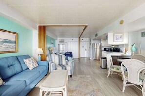 TV, offices - Gorgeous oceanfront studio with outdoor pool & amazing views (Ocean City)