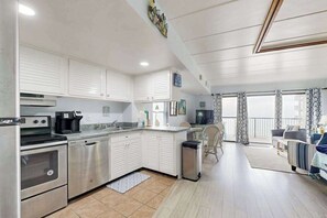 Fridge, microwave, oven, stovetop - Gorgeous oceanfront studio with outdoor pool & amazing views (Ocean City)