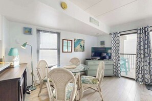 Dining - Gorgeous oceanfront studio with outdoor pool & amazing views (Ocean City)