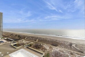 On the beach - Gorgeous oceanfront studio with outdoor pool & amazing views (Ocean City)