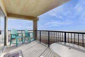Property grounds - Gorgeous oceanfront studio with outdoor pool & amazing views (Ocean City)