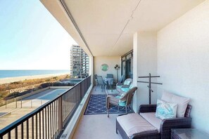 Terrace/patio - Oceanfront condo with huge balcony, bay views, & outdoor pool (Ocean City)
